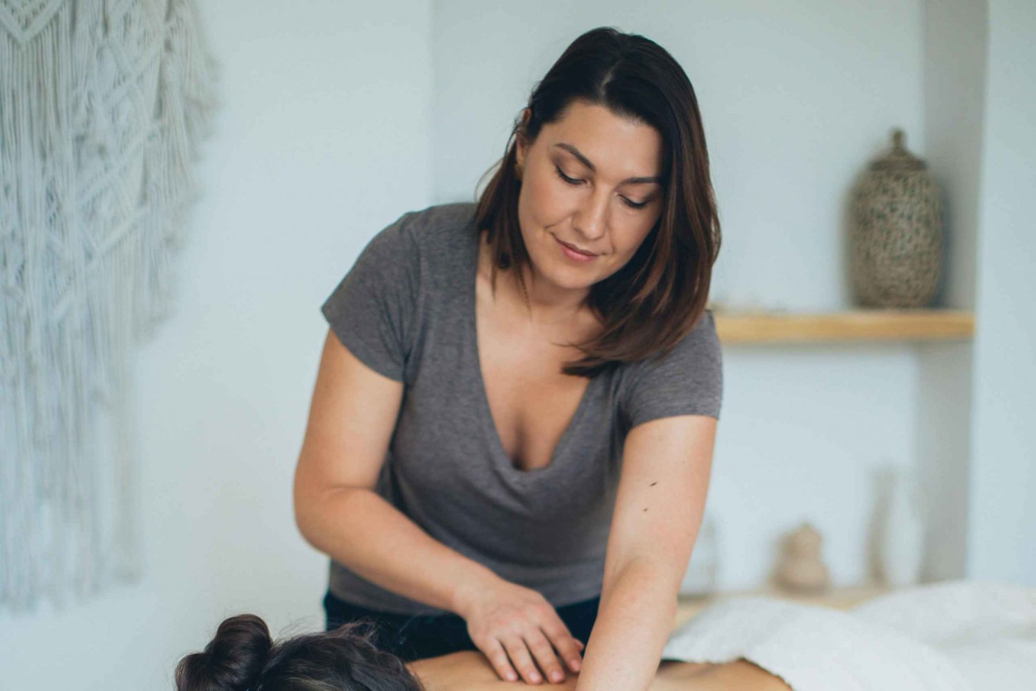 Entspannende Massage mit Vulkansteinen