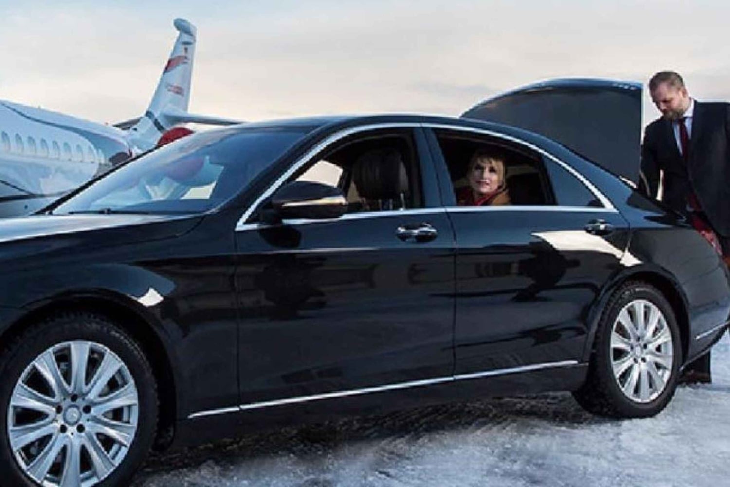 Oporto Airport: Private Transfer to Santiago de Compostela