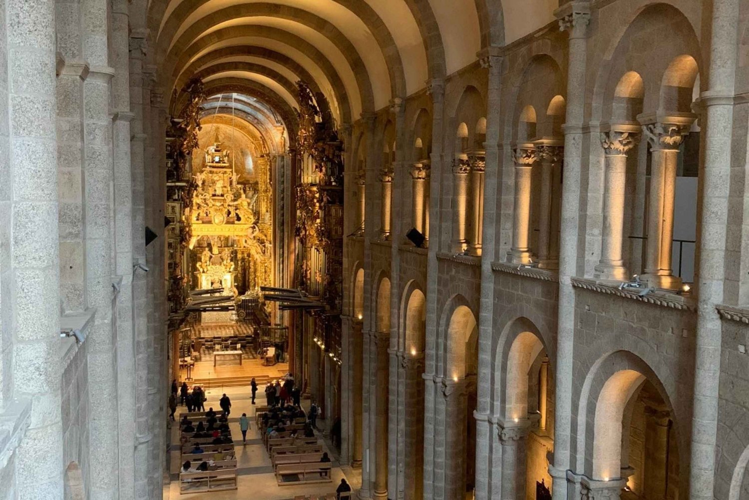 Passeio pela Catedral de Santiago com telhados e o Pórtico da Glória