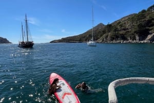 Vigo: Cíes Islands Sailboat Excursion with Skipper