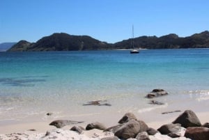 Vigo: Cíes Islands Sailboat Excursion with Skipper