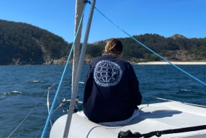 Vigo: Cíes Islands Sailboat Excursion with Skipper