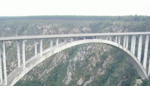 Face your fears at the Bloukrans Bridge, the world?s highest bungee, in Tsitsikamma