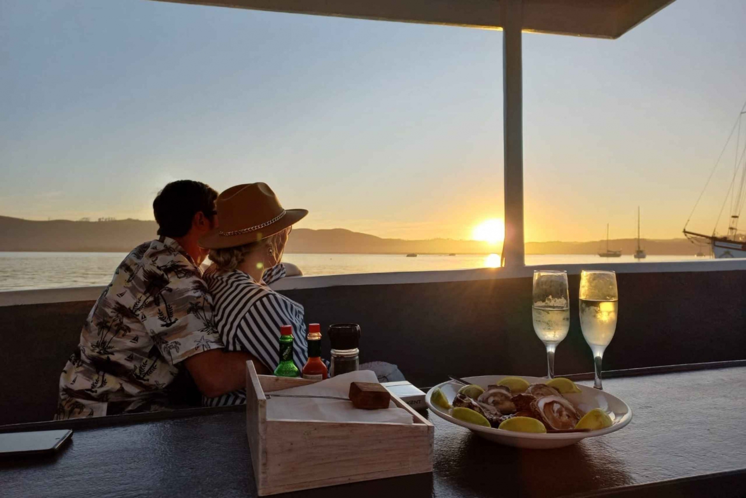 Knysna : Wine & Oyster Luxury Lounger Sunset Cruise (croisière au coucher du soleil sur une chaise longue de luxe)