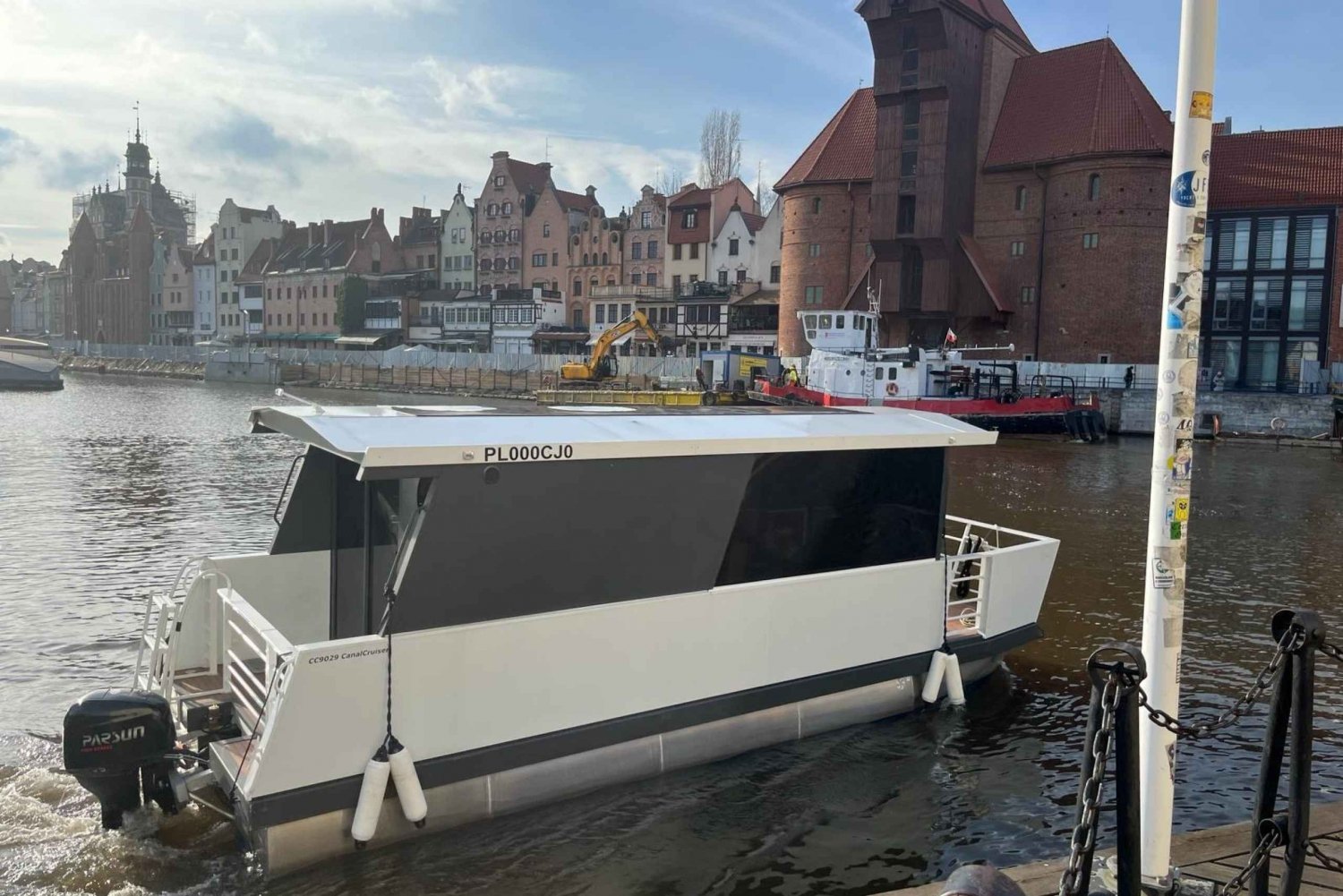 Helt ny liten vattenbuss på floden Motława i Gdańsk