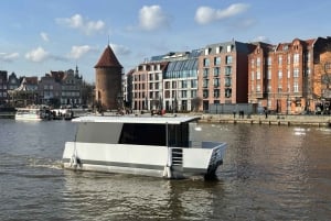Un tout nouveau bateau-bus sur la rivière Motława à Gdańsk