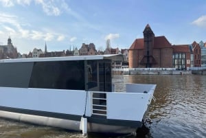 Novo ônibus aquático minúsculo no rio Motława em Gdańsk