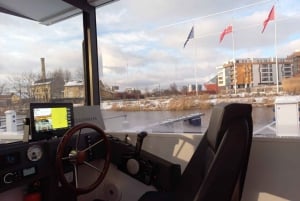 Nuevo autobús acuático diminuto en el río Motława de Gdańsk