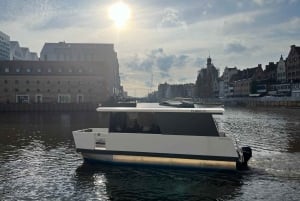 Nuevo autobús acuático diminuto en el río Motława de Gdańsk