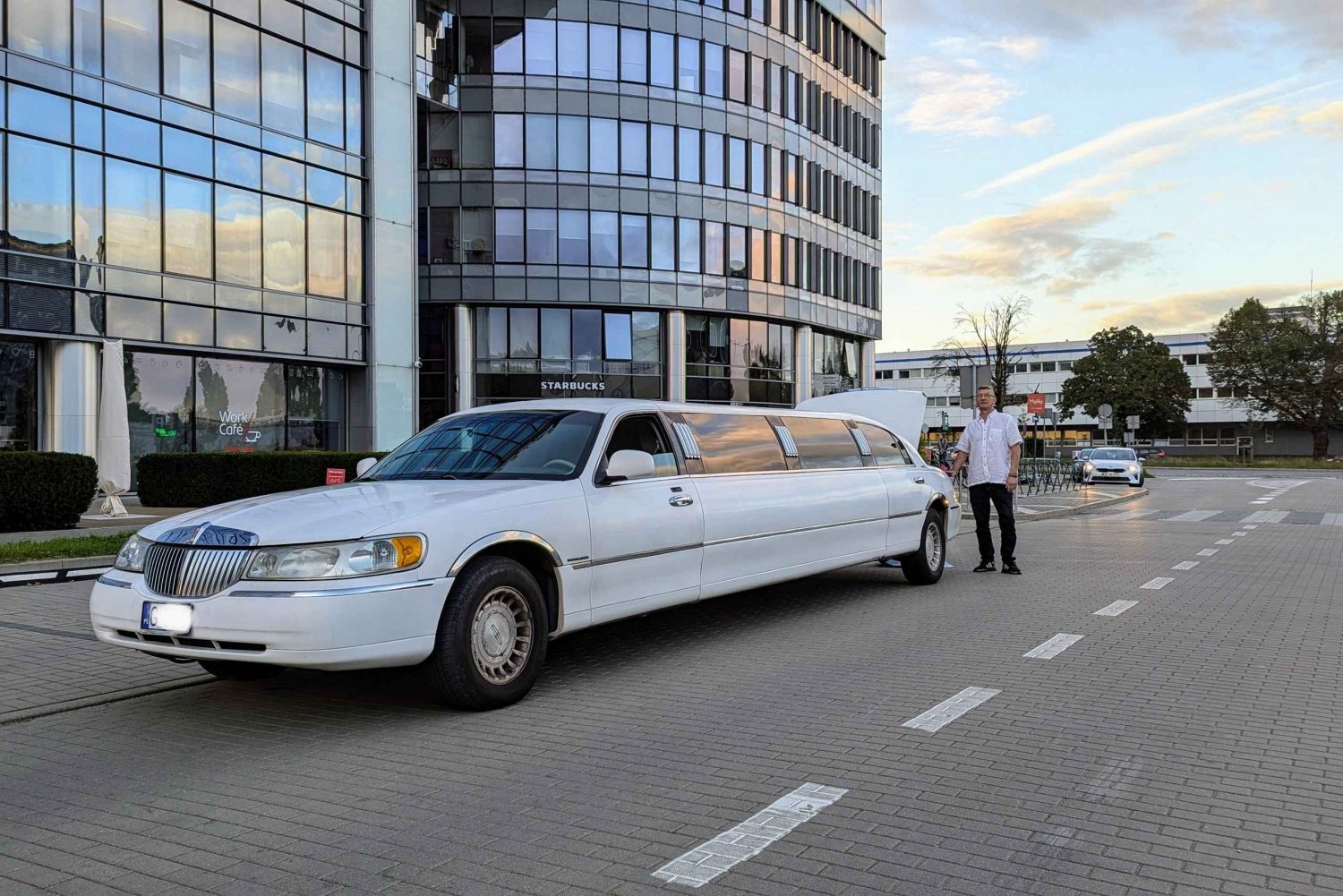 GDANSK: Luxurious Limousine Airport Transfer to City Centre