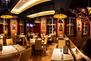 Gdansk: Hamburguesa legendaria y cerveza Zywiec en el Hard Rock Cafe