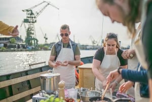 Gdańsk: Rejs po stoczni i porcie z degustacją pierogów