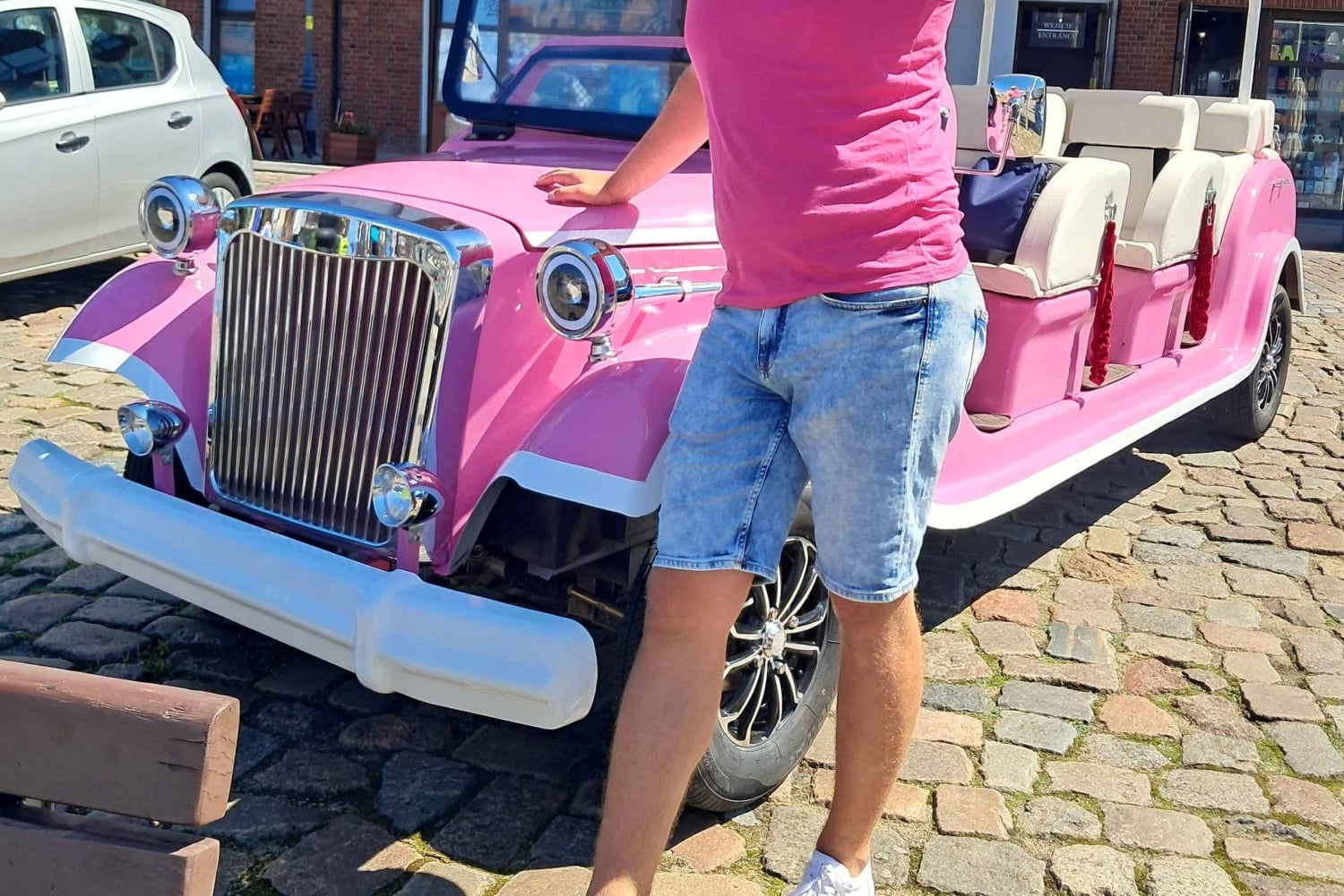 Gdańsk: Stylish Pink Retro Party Ride with Music & Photos