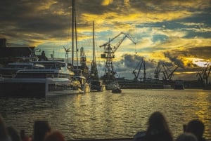 Gdańsk: Auringonlaskun risteily historiallisella puolalaisella veneellä