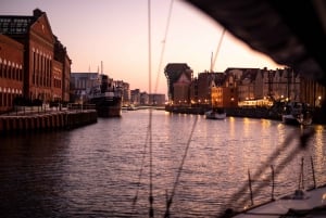 Gdansk: Scenic Nighttime Yacht Cruise with Glass of Prosecco