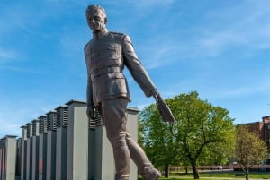 Retro Car Tour: Gdansk Viewpoint, Shipyard, Hidden Gems