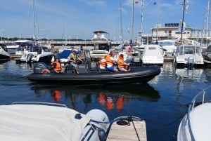 Speedboot aan het einde van de pier in Sopot. Snelheid 100 km/u