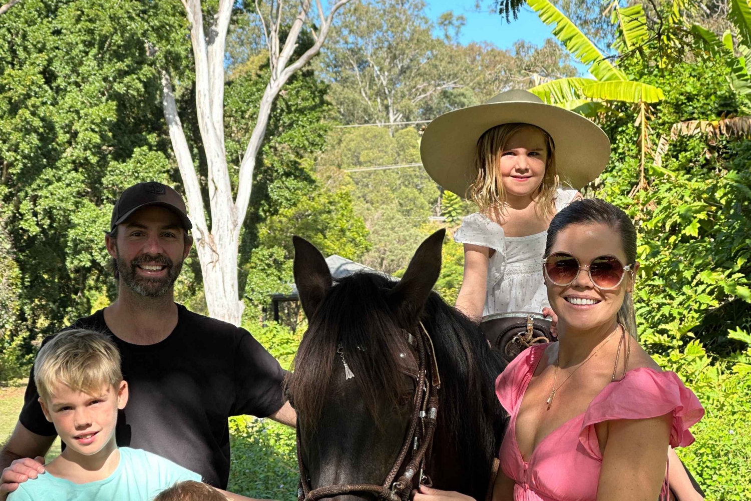 ペルーのパソ馬と家族で楽しむ：乗って、餌をあげて、絆を結ぶ