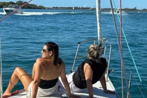 Costa Dorada: Crucero vespertino en velero con comida y bebida incluidas