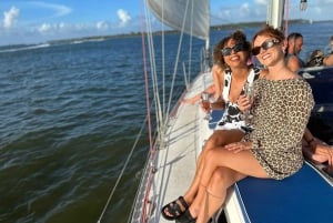 Costa Dorada: Crucero en velero al mediodía con comida y bebida incluidas