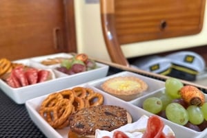 Gold Coast: Crociera in barca a vela di mezzogiorno con cibo e bevande incluse