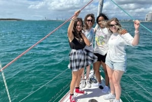 Costa Dorada: Crucero en velero al mediodía con comida y bebida incluidas