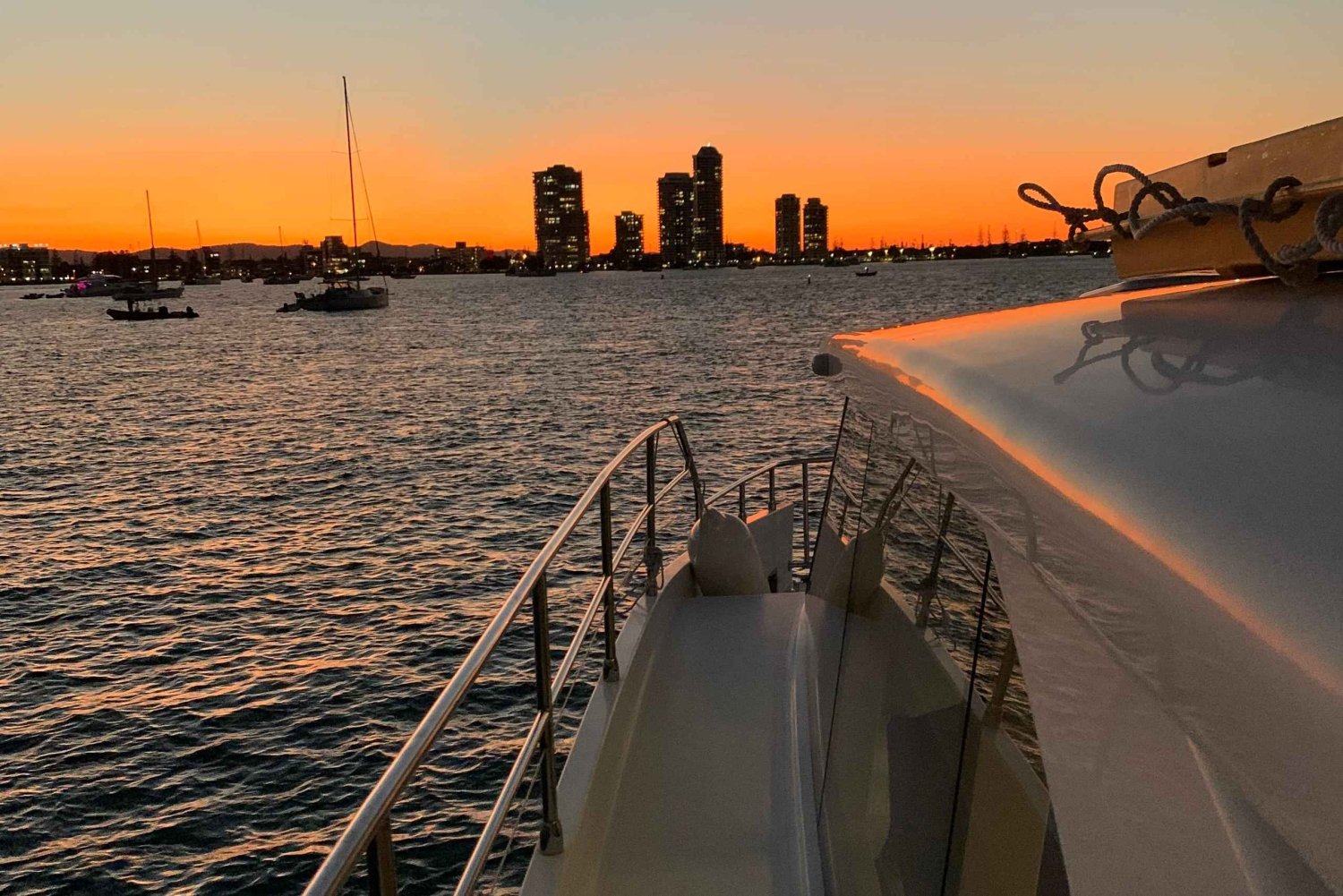 Gold Coast: cruzeiro de catamarã ao pôr do sol com bebidas e petiscos