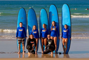 2-timmars surflektion för grupp i Broadbeach på Guldkusten