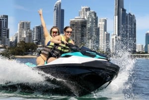 Surfers Paradise: Jetski, parasailing og jetbåd