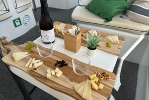 1 hora de paseo en barco + 2 horas de degustación de vino y comida en el puerto