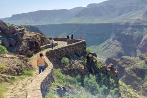 Gran Canaria: Barranco Rojo, Cueva, Oasis Excursión de Aventura y Picnic