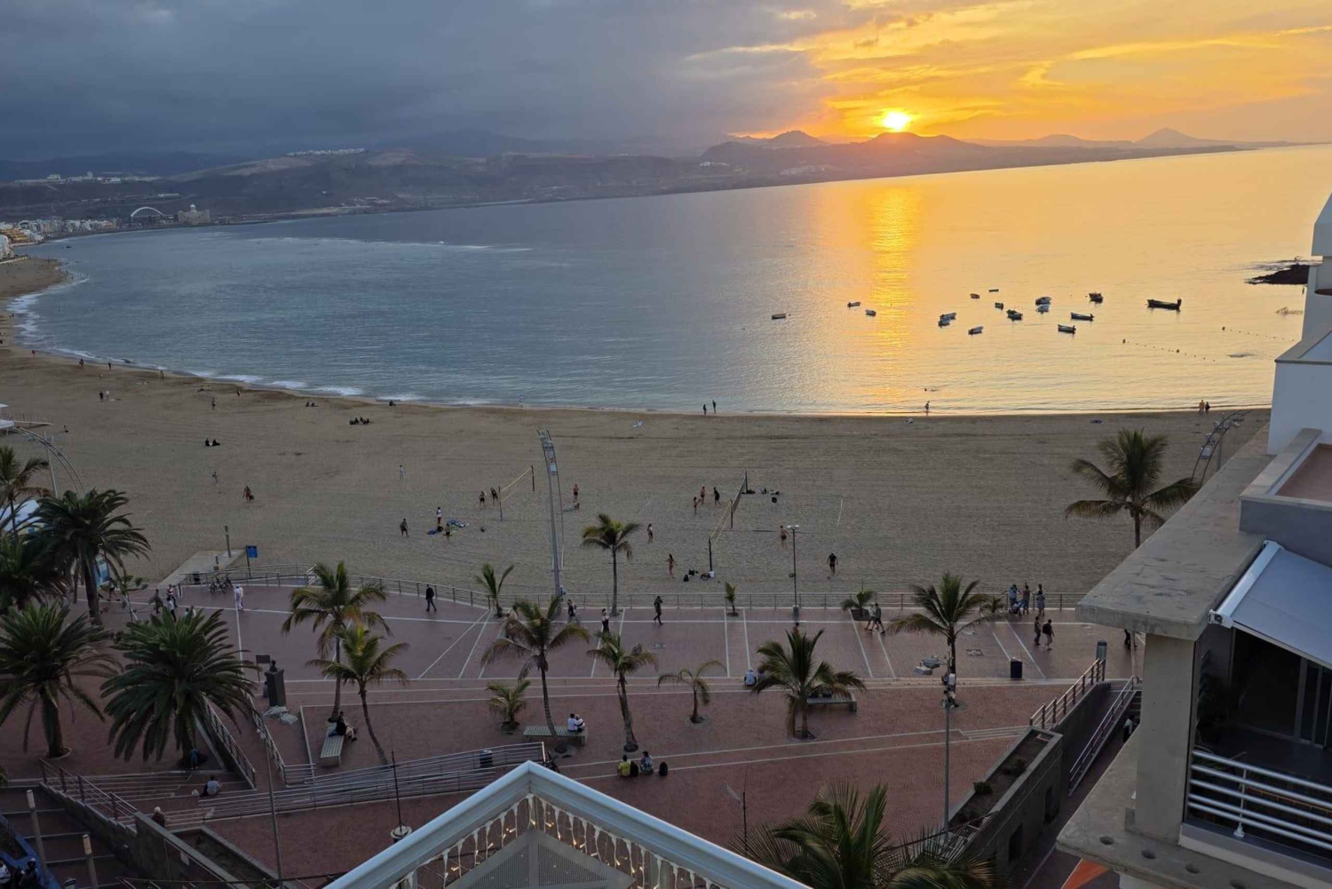 Las Palmas BEACH SUNSET: City Walking Tour