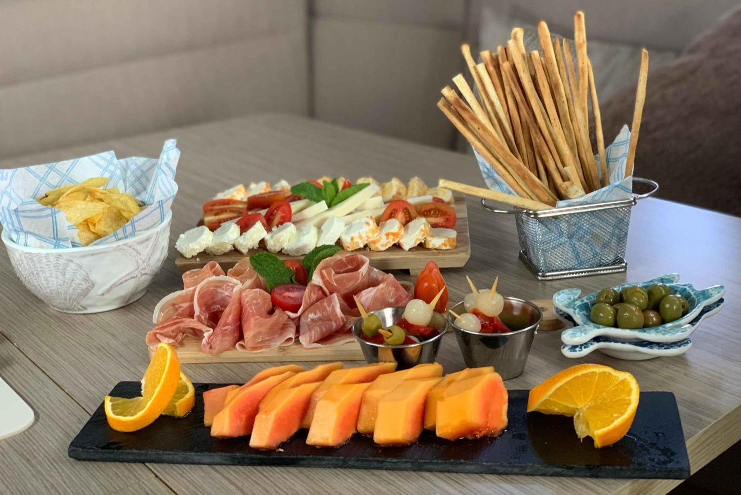 Pasito Blanco : Private sailing tour with food & drinks