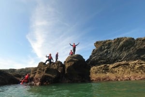 Coasteering på Anglesey (klippeudspring, klatring, svømning)