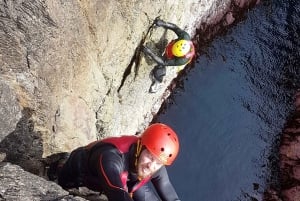 Coasteering ad Anglesey (salto dalla scogliera, arrampicata, nuoto)