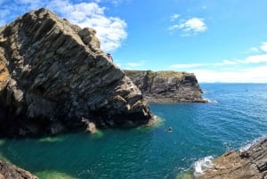 Coasteering em Anglesey (salto de penhasco, escalada, natação)