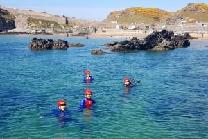 Coasteering em Anglesey (salto de penhasco, escalada, natação)