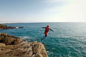 Privat coasteering på Anglesey i Nordwales (spring, svøm, klatr)