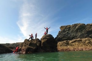 Privat coasteering på Anglesey i Nordwales (spring, svøm, klatr)