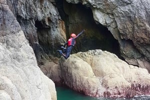 Privat coasteering på Anglesey i Nordwales (spring, svøm, klatr)