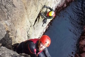 Privat coasteering på Anglesey i Nordwales (spring, svøm, klatr)