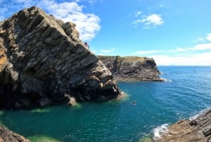 Privat coasteering på Anglesey i Nordwales (spring, svøm, klatr)