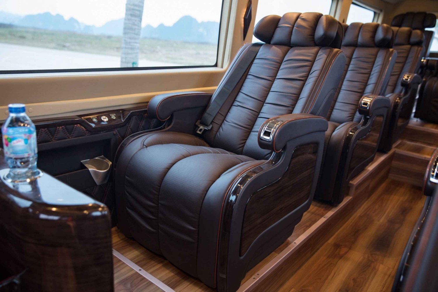 Yksisuuntainen kuljetus Hanoista Ha Longiin limusiinibussilla