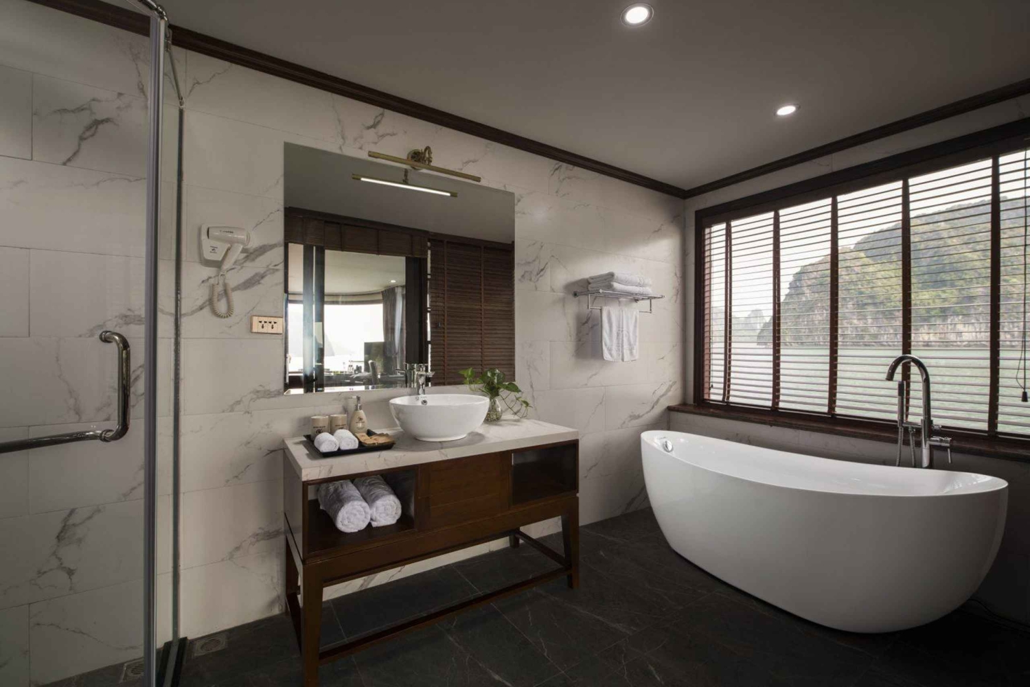 2/3 päivän Halong & Lan Ha Bay Dora 5* -risteily parveke, kylpyamme