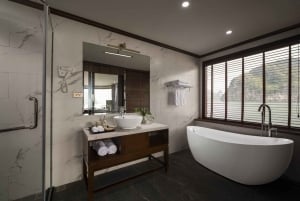 2/3 päivän Halong & Lan Ha Bay Dora 5* -risteily parveke, kylpyamme