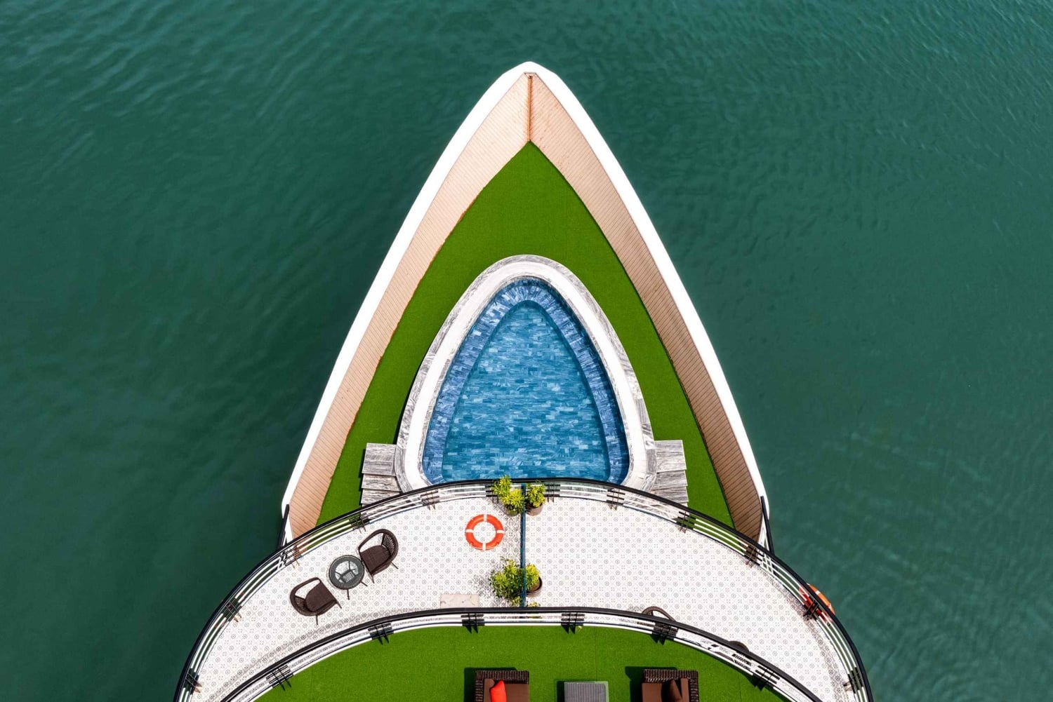 2/3-dages Halong & Lan Ha-bugten Doris 5* krydstogt med balkon og badekar