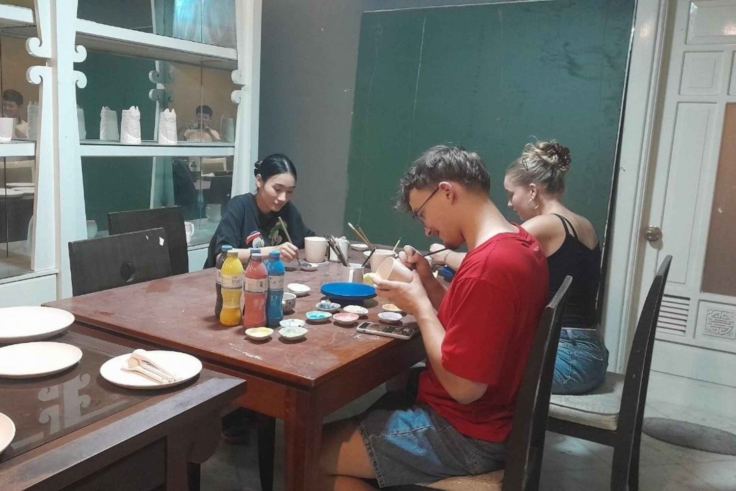 Ervaar de kunst van het keramisch schilderen in de oude wijk van Hanoi