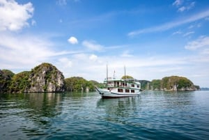 Crucero de 2 días por la Bahía de Lan Ha y Cat Ba con Kayak, Bicicleta y Más