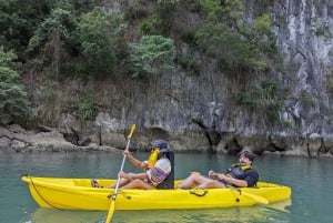 Crucero de 2 días por la Bahía de Lan Ha y Cat Ba con Kayak, Bicicleta y Más