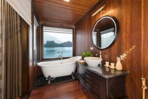 Vanuit Hanoi: Luxe cruise in Ha Long met balkon en bad